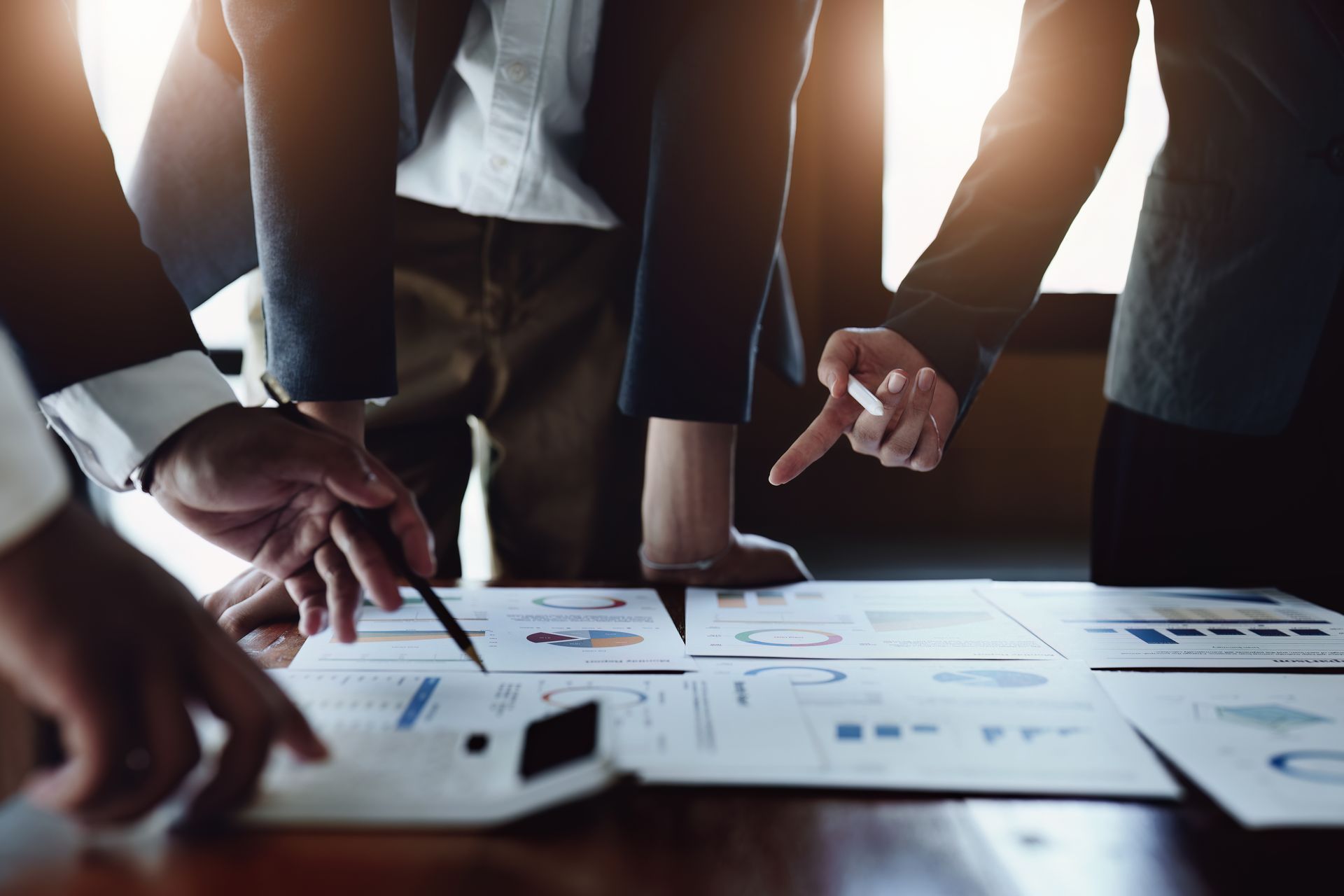 Personnes discutant autour de documents