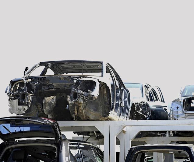 Un montón de coches están apilados uno encima del otro