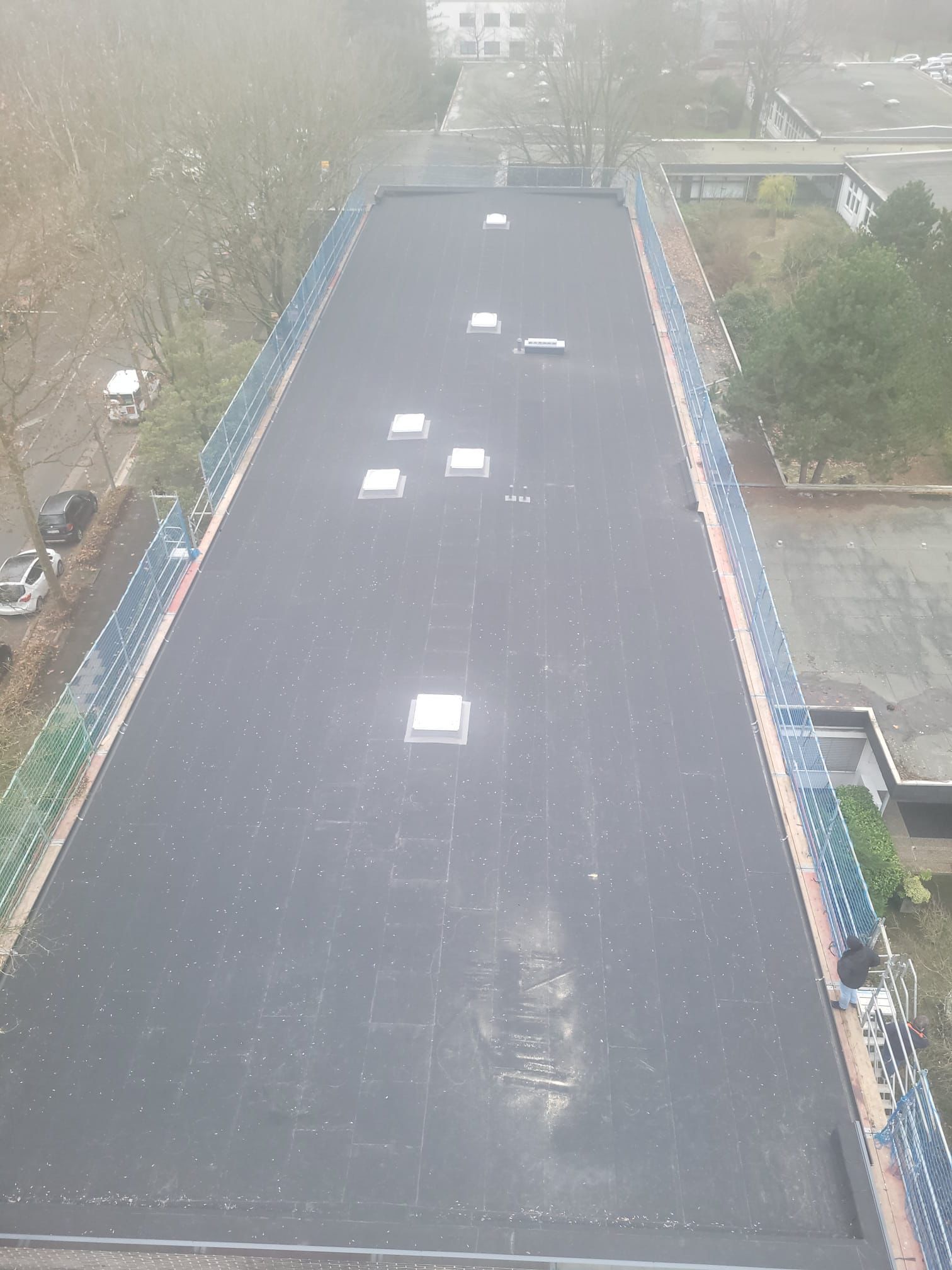 Drohnenansicht eines neu eingedeckten Industrie-Flachdaches