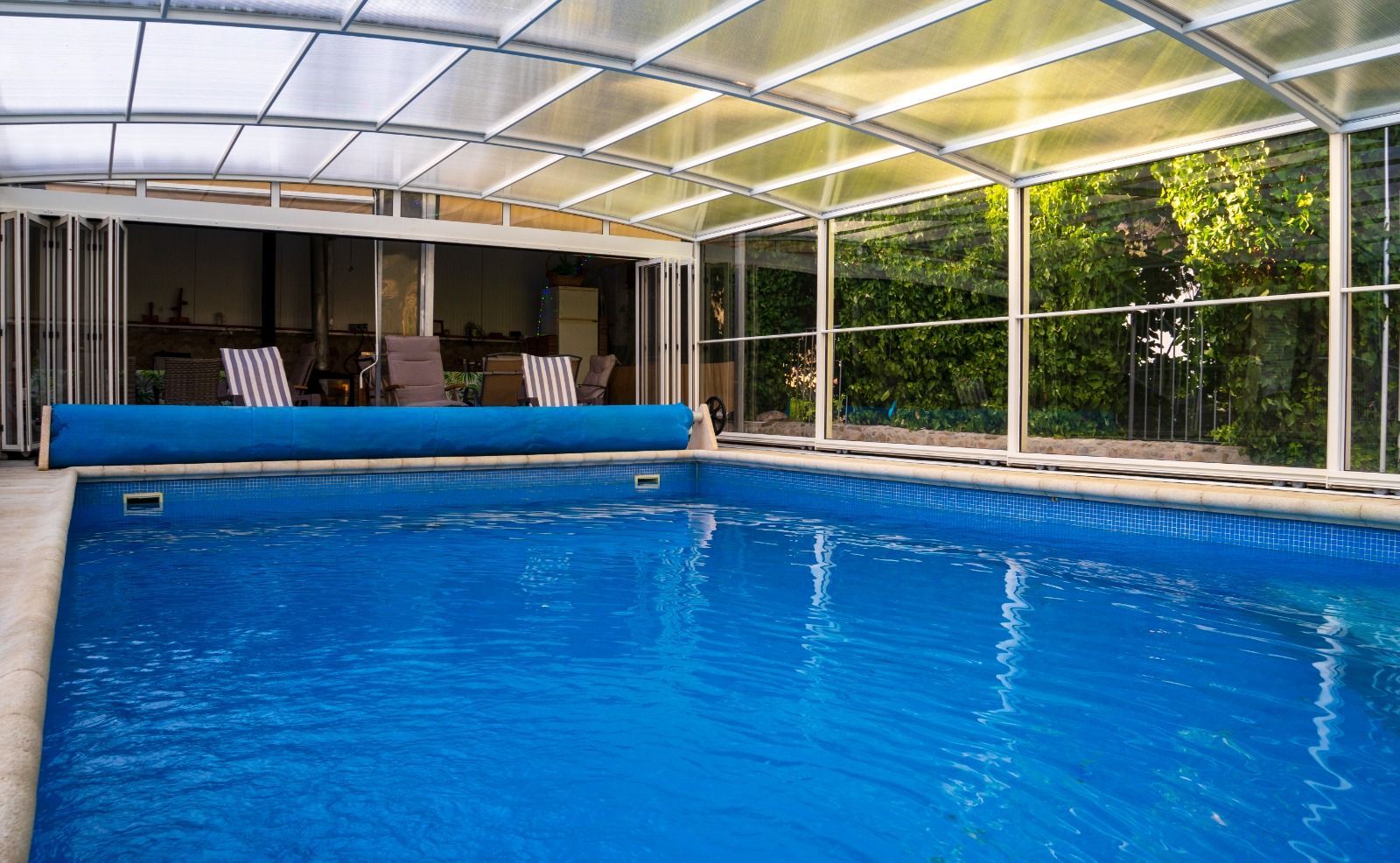 Una gran piscina cubierta con techo transparente.
