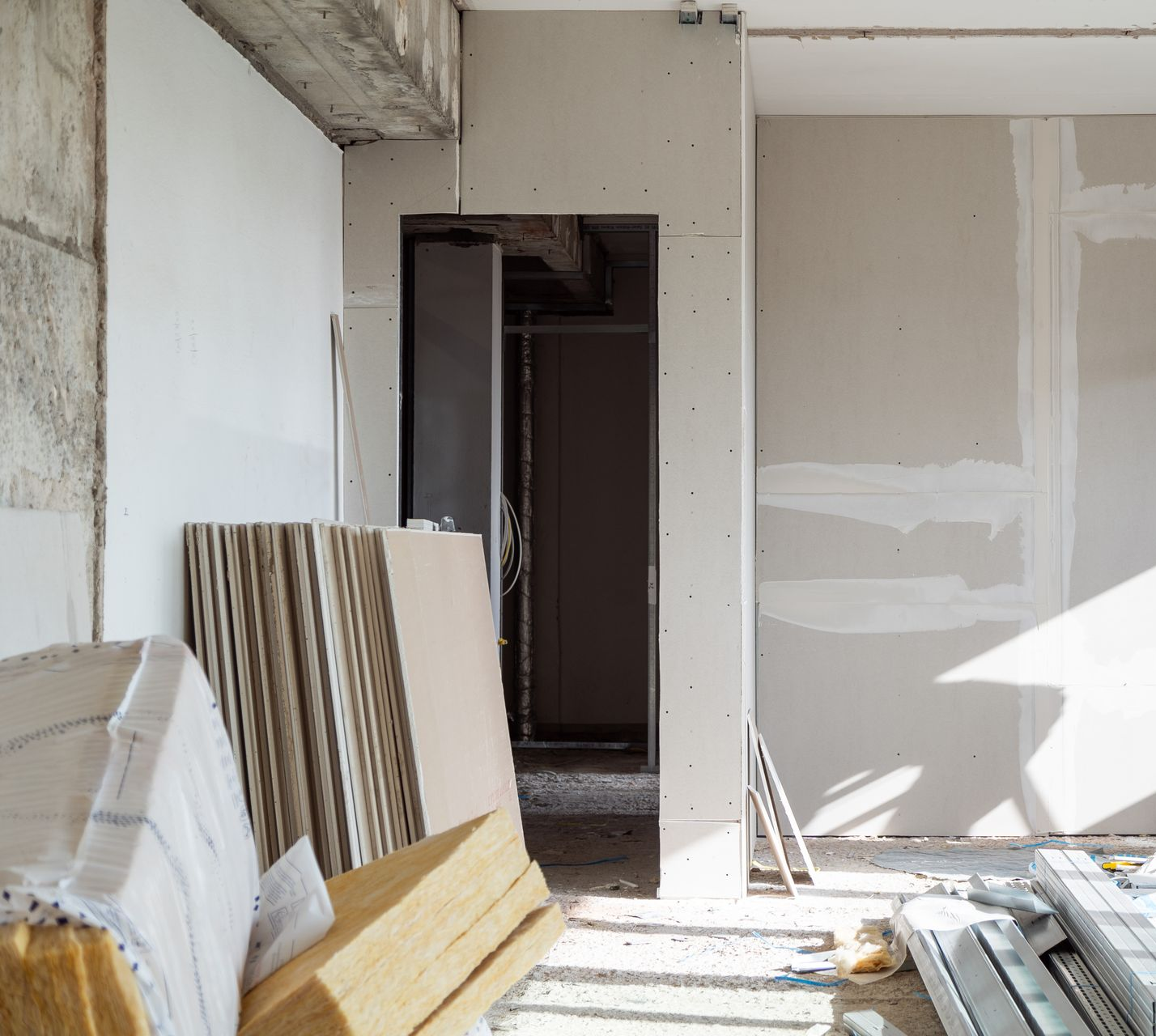 Matériaux dans une pièce en travaux