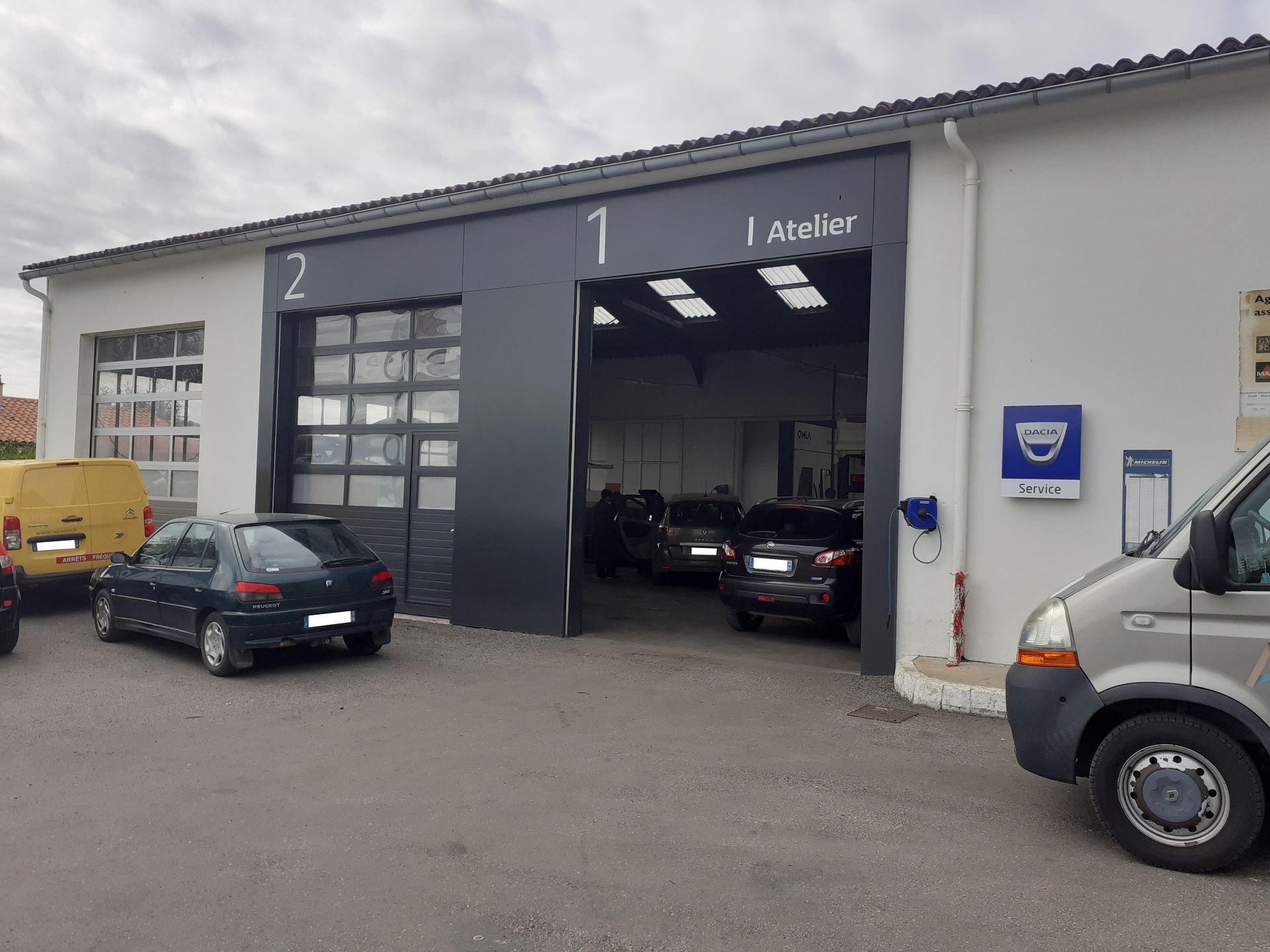 Devanture de l'atelier de réparation du Garage Chauveau