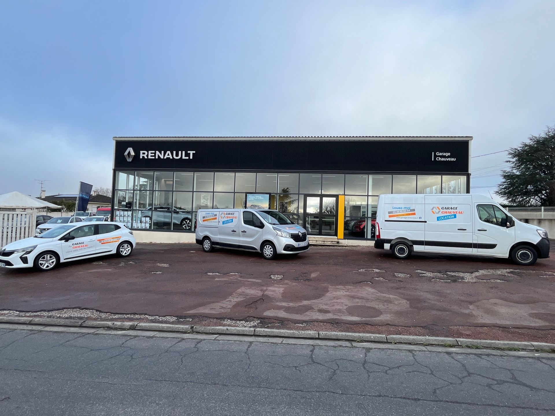 Véhicules de prêt garés devant le garage