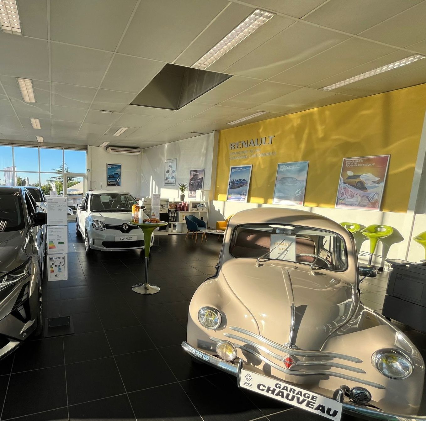 Véhicules à l'intérieur du garage
