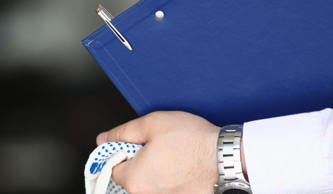 Garagiste tenant un devis et un gant