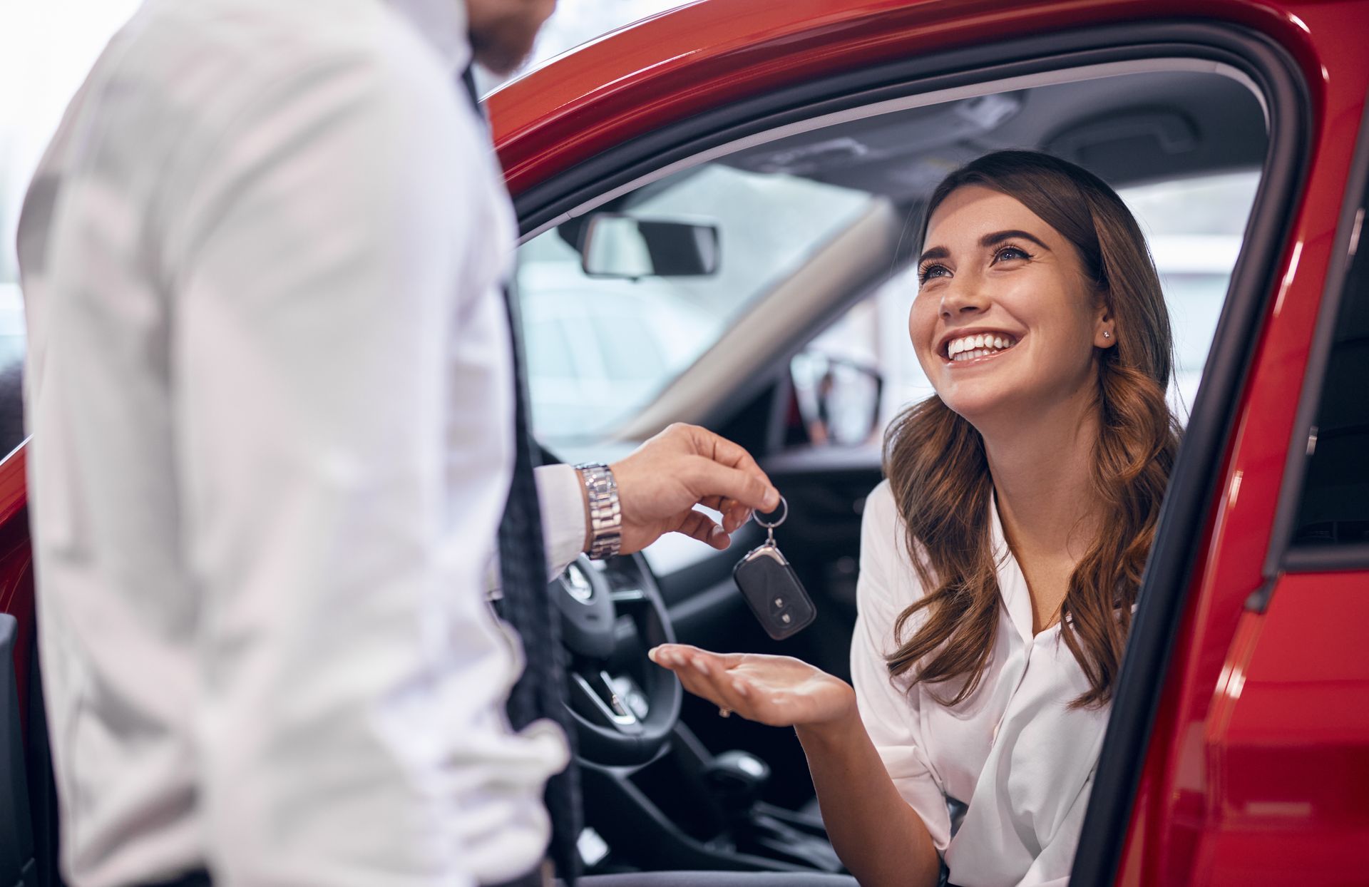Homme donnant des clés de voiture à une femme