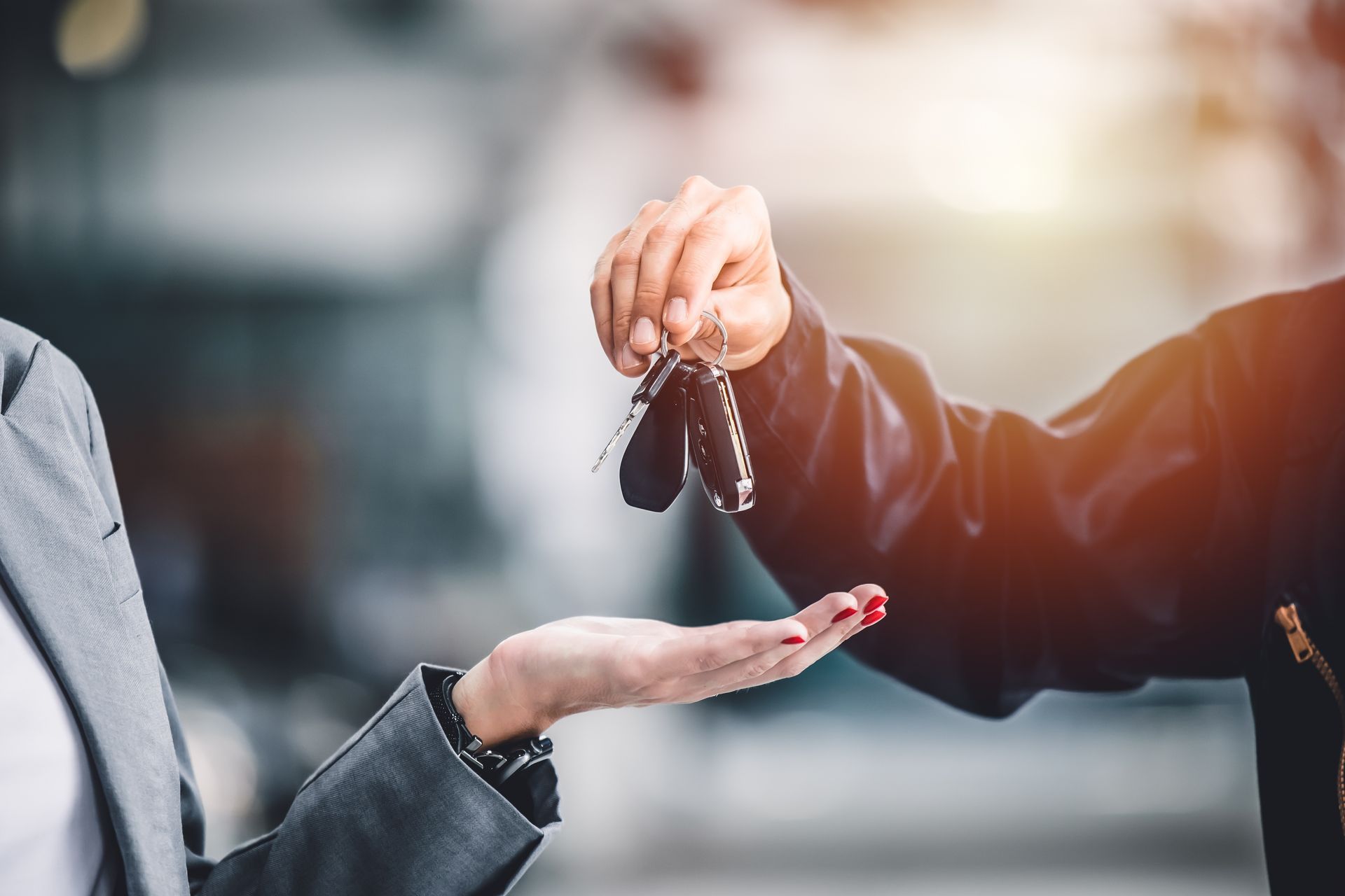 Garagiste donnant des clés de voiture à une cliente
