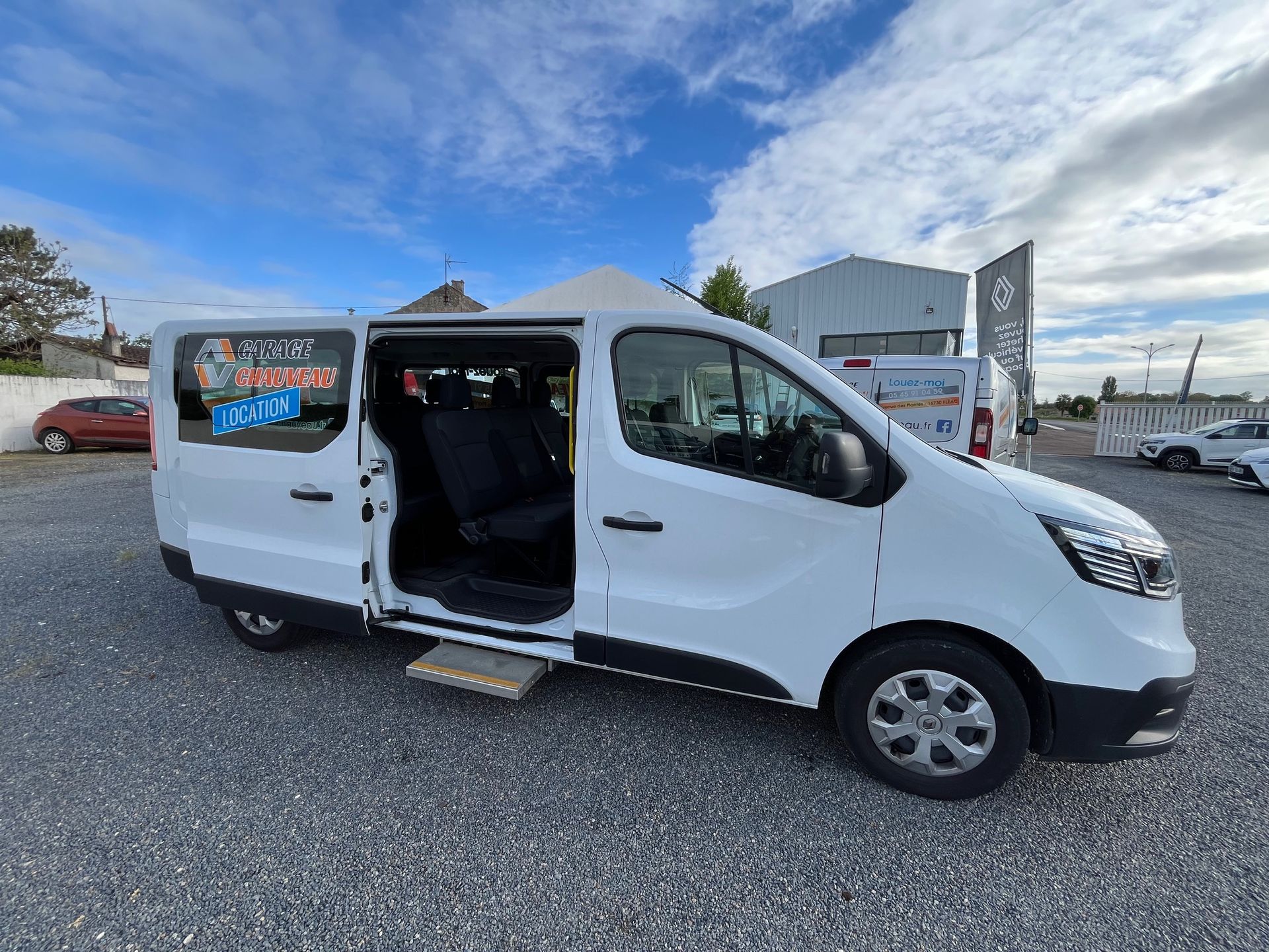 Minibus de 9 places vu de côté