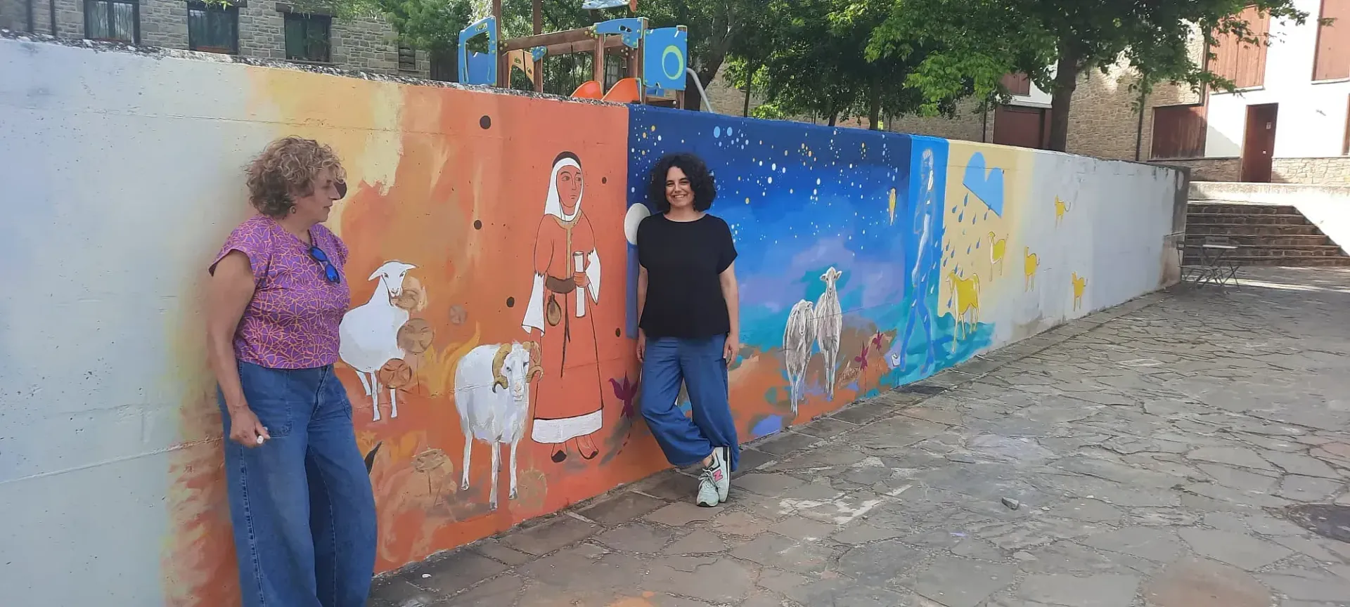 Una pintura de acuarela de una mujer sosteniendo un bebé y una trompeta.