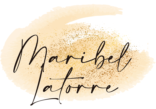 Un logotipo escrito a mano para Maribel La Torre sobre un fondo blanco.