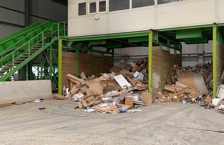 Eine Lagerhalle voller Kartons und Treppen.