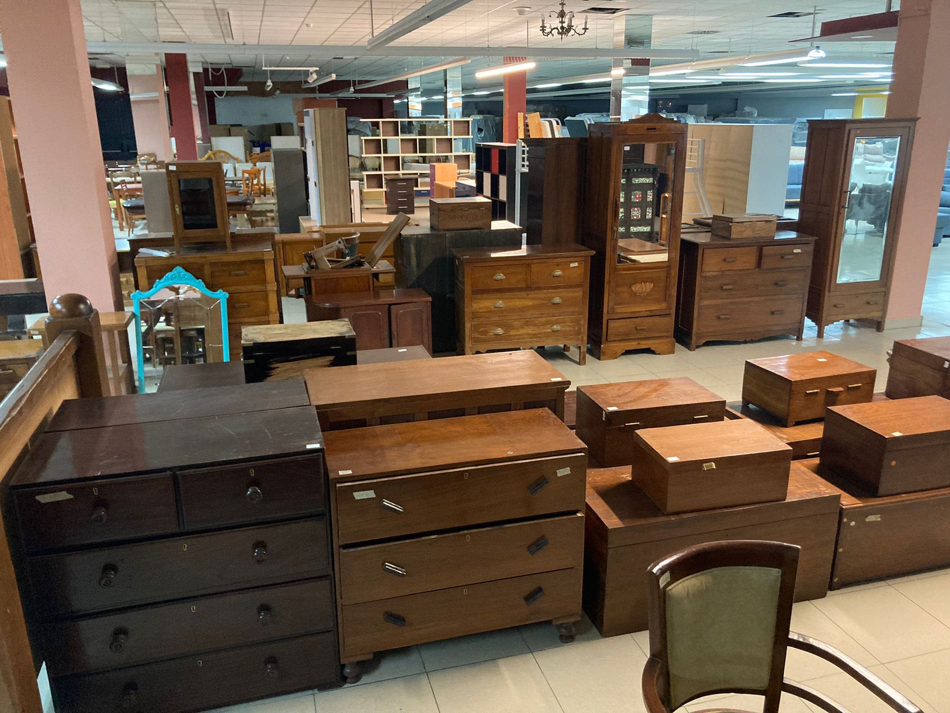 Una gran habitación llena de muchos muebles de madera.