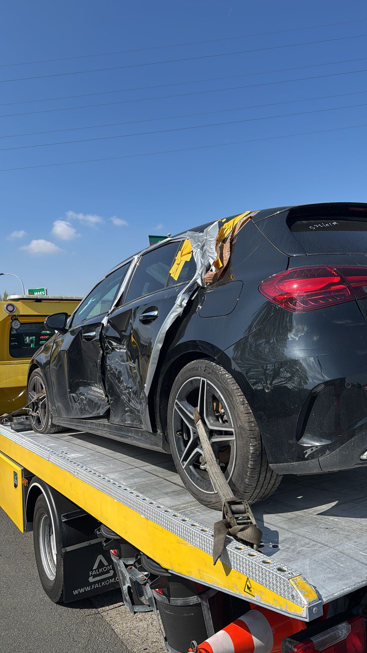 Voiture noire accidentée du côté gauche