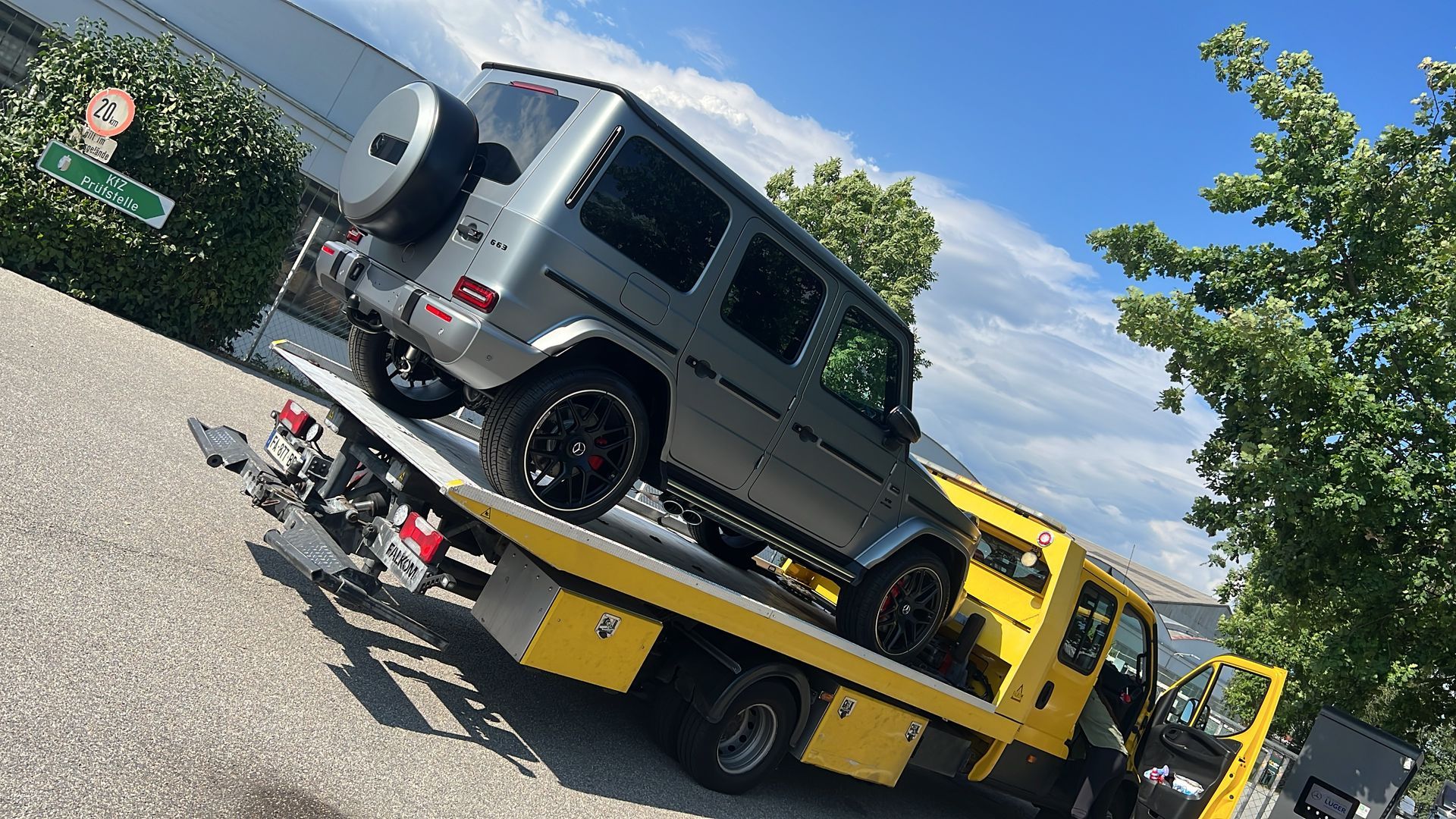 4x4 gris sur le camion de remorquage