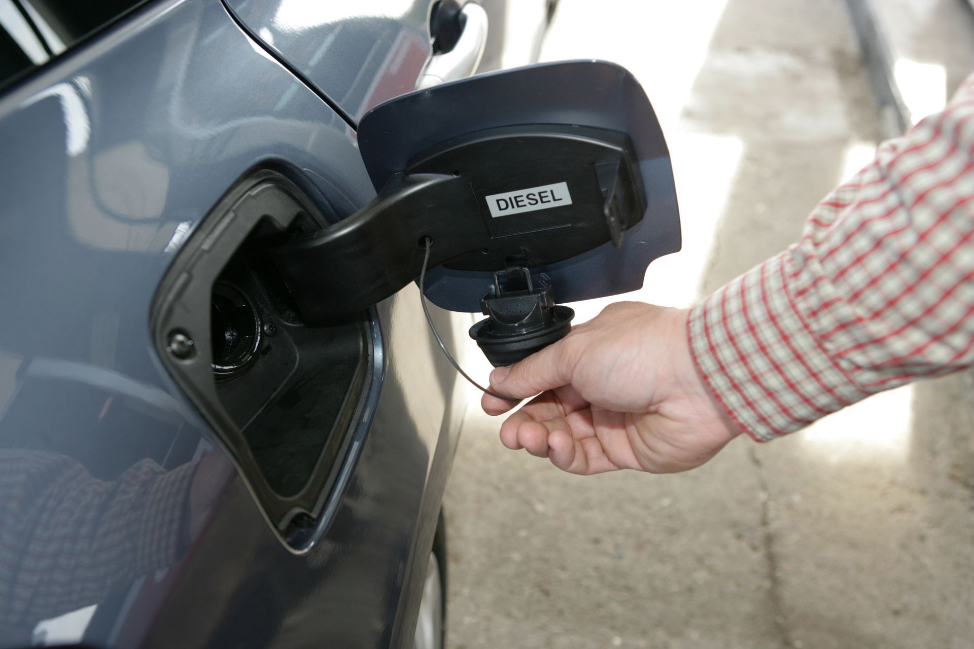 Voiture grise avec la trappe de carburant ouverte
