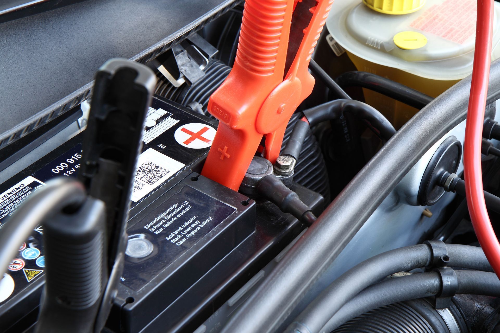 Pinces rouges et noires sur une batterie de voiture