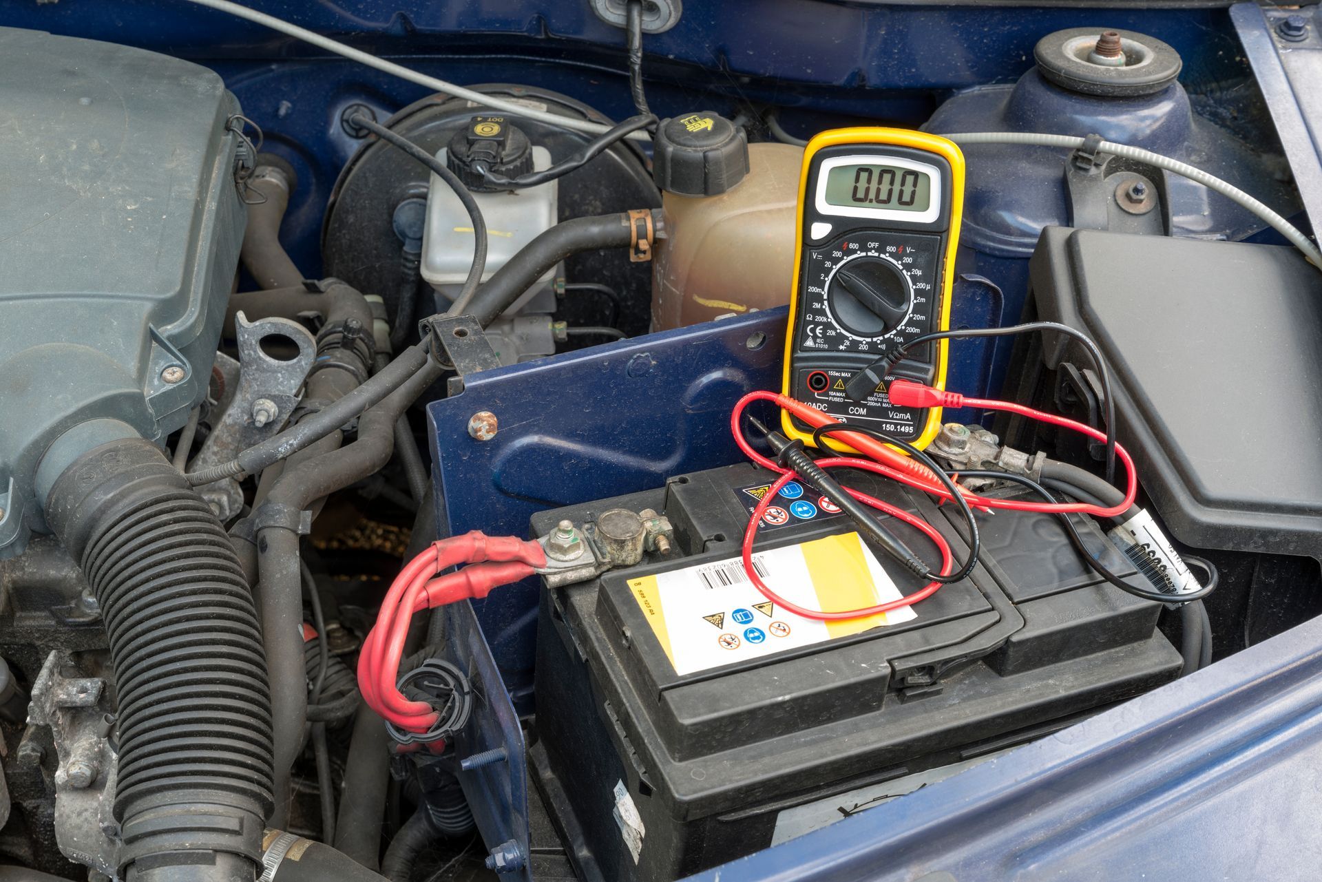 Batterie de voiture avec un appareil pour mesurer la puissance