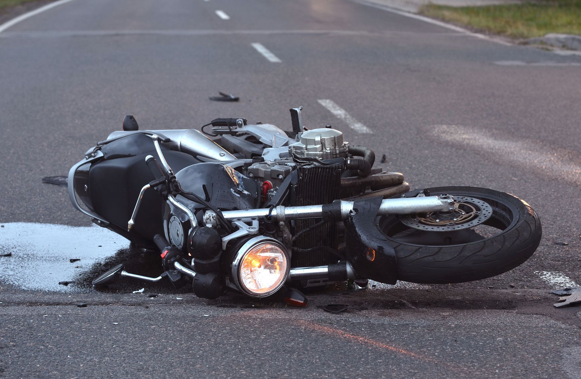 Moto accidentée et couchée sur la route