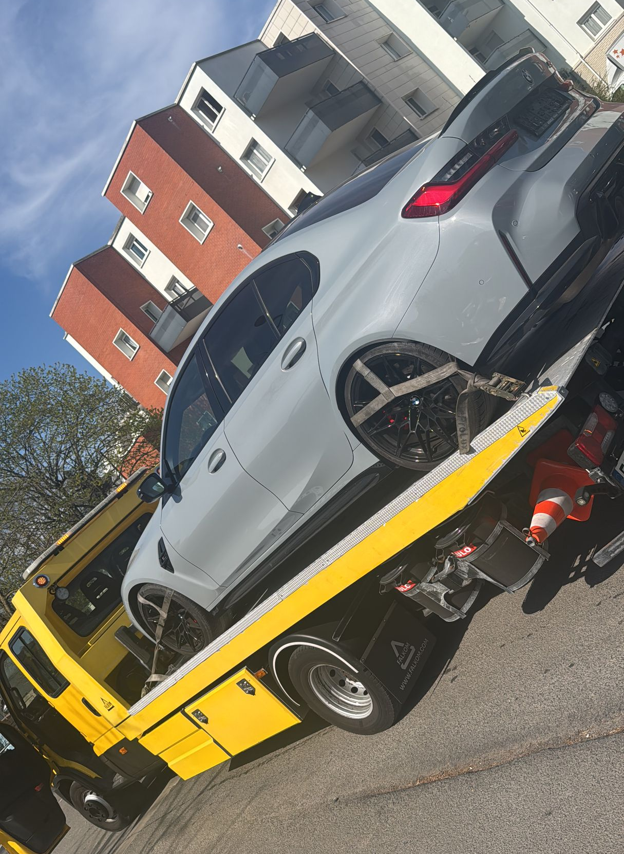 Voiture de sport grise sur le camion de remorquage