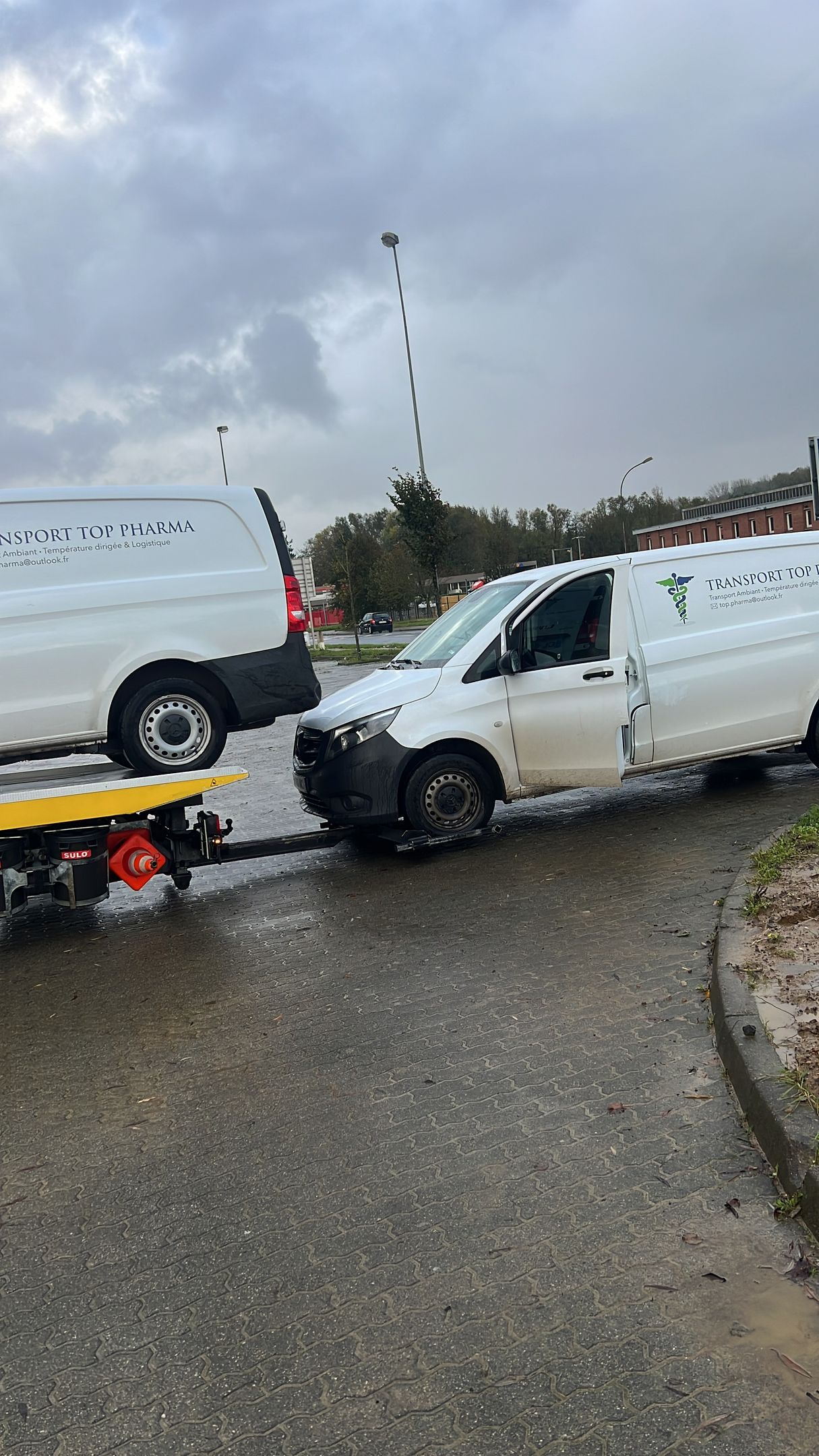 Utilitaire blanc attaché derrière le camion de remorquage