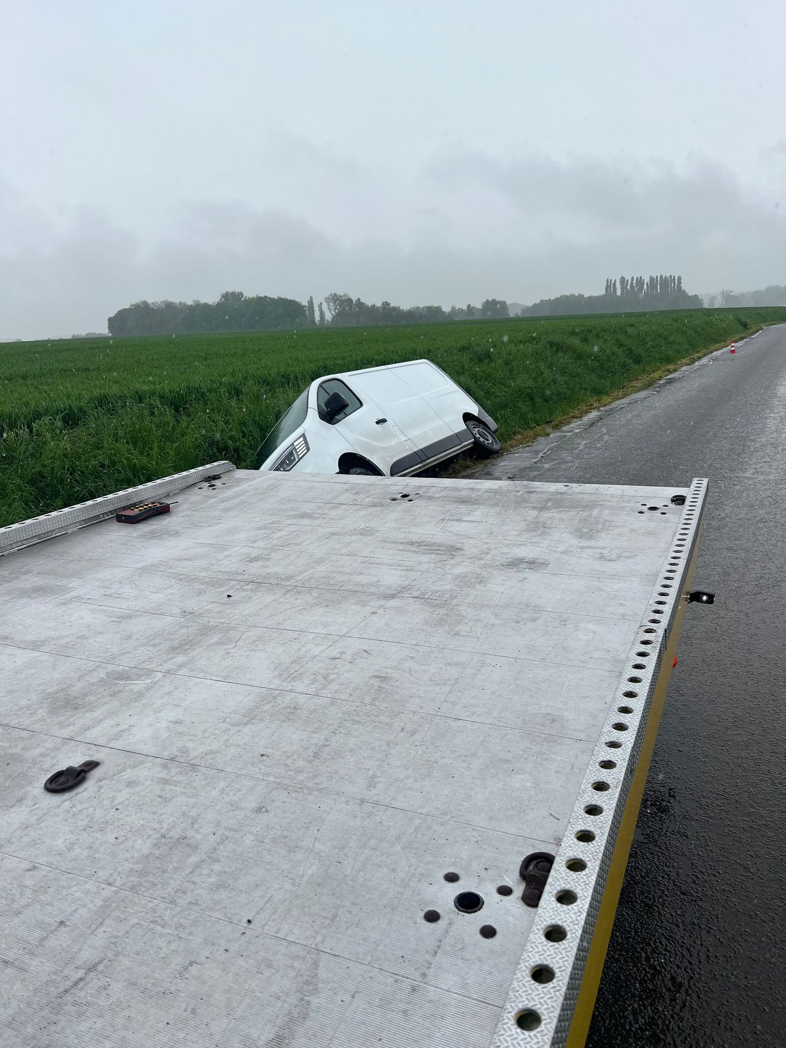 Utilitaire blanc accidenté au bord de la route