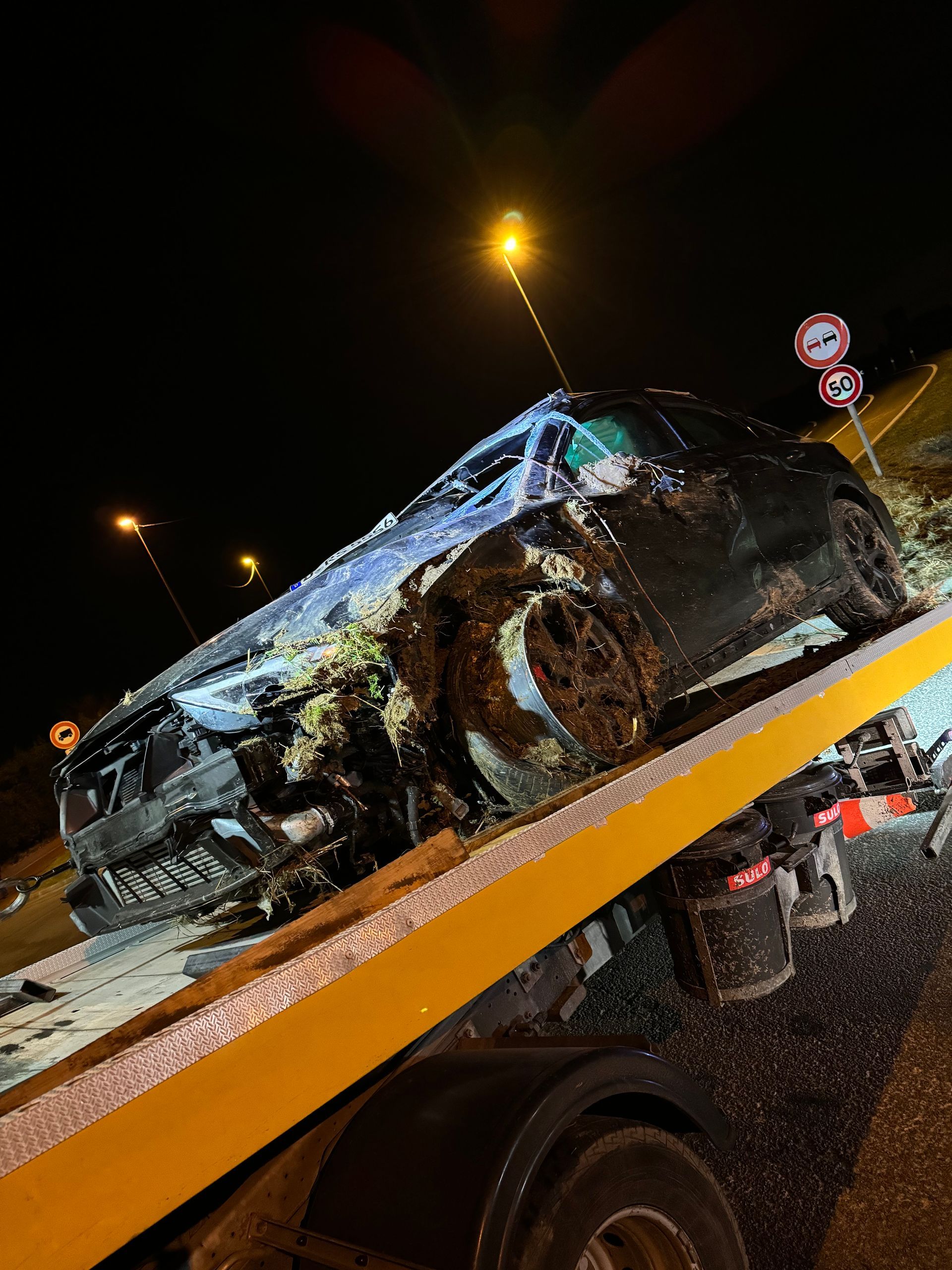 Voiture noire accidentée attachée sur le camion de remorquage
