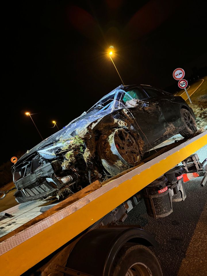 Voiture noire accidentée attachée sur le camion de remorquage