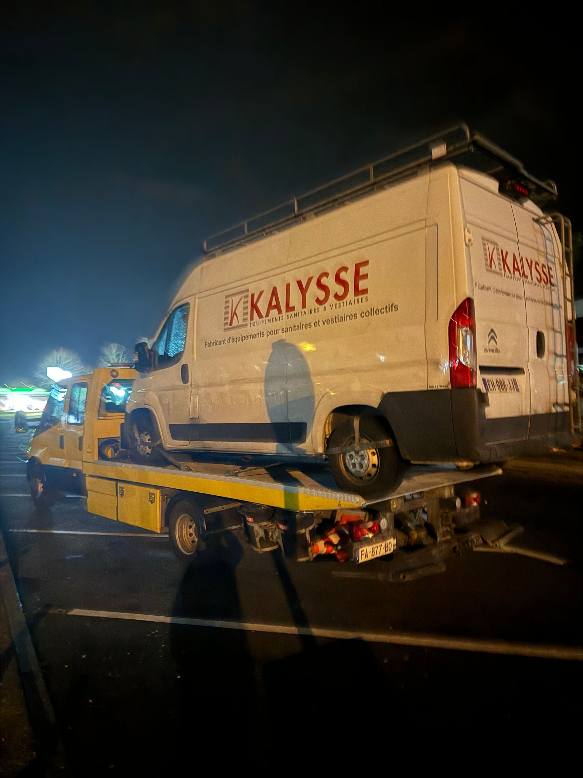 Utilitaire de l'entreprise KALYSSE sur le camion de remorquage