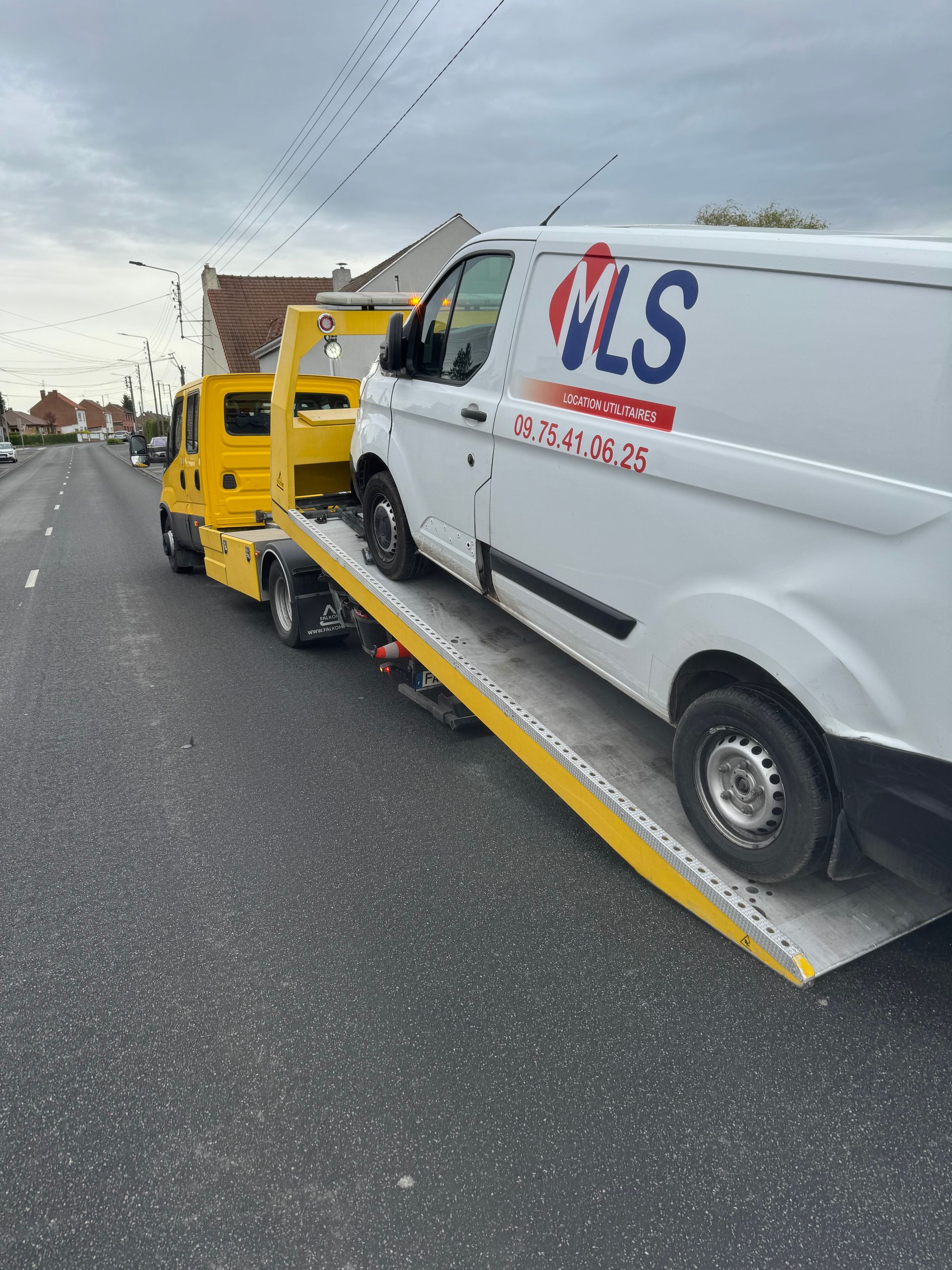 Utilitaire de l'entreprise MLS sur le camion de remorquage