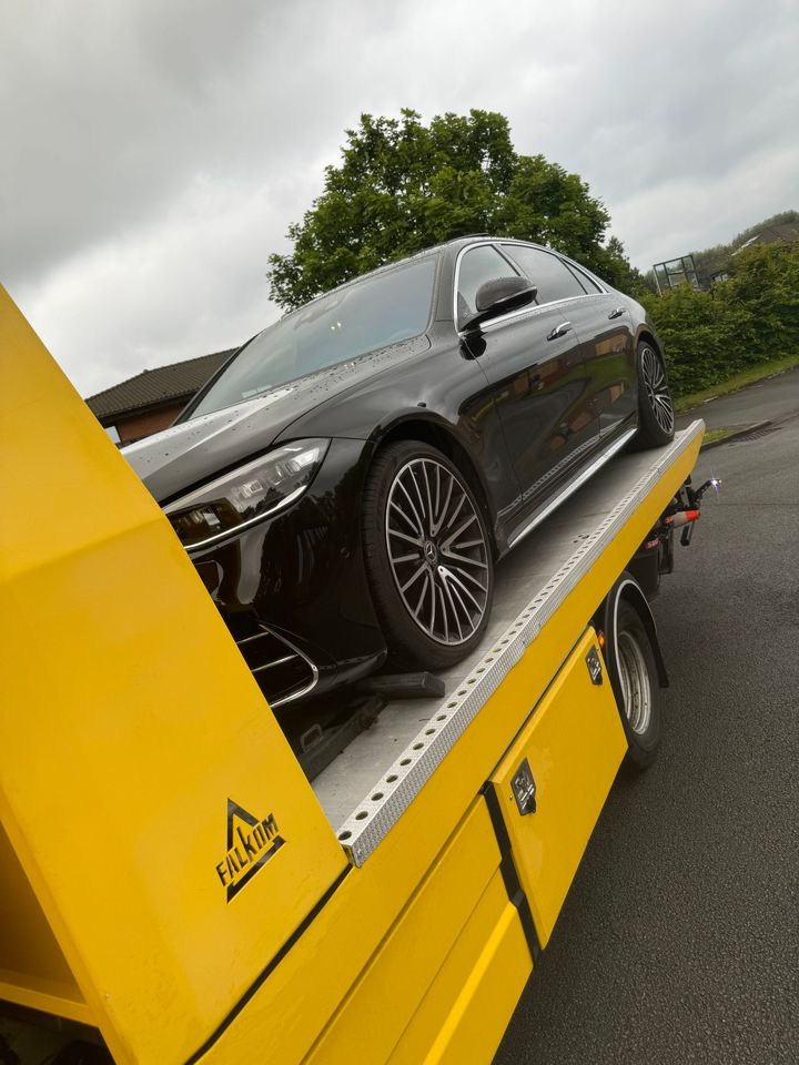 BMW noire sur le camion de remorquage