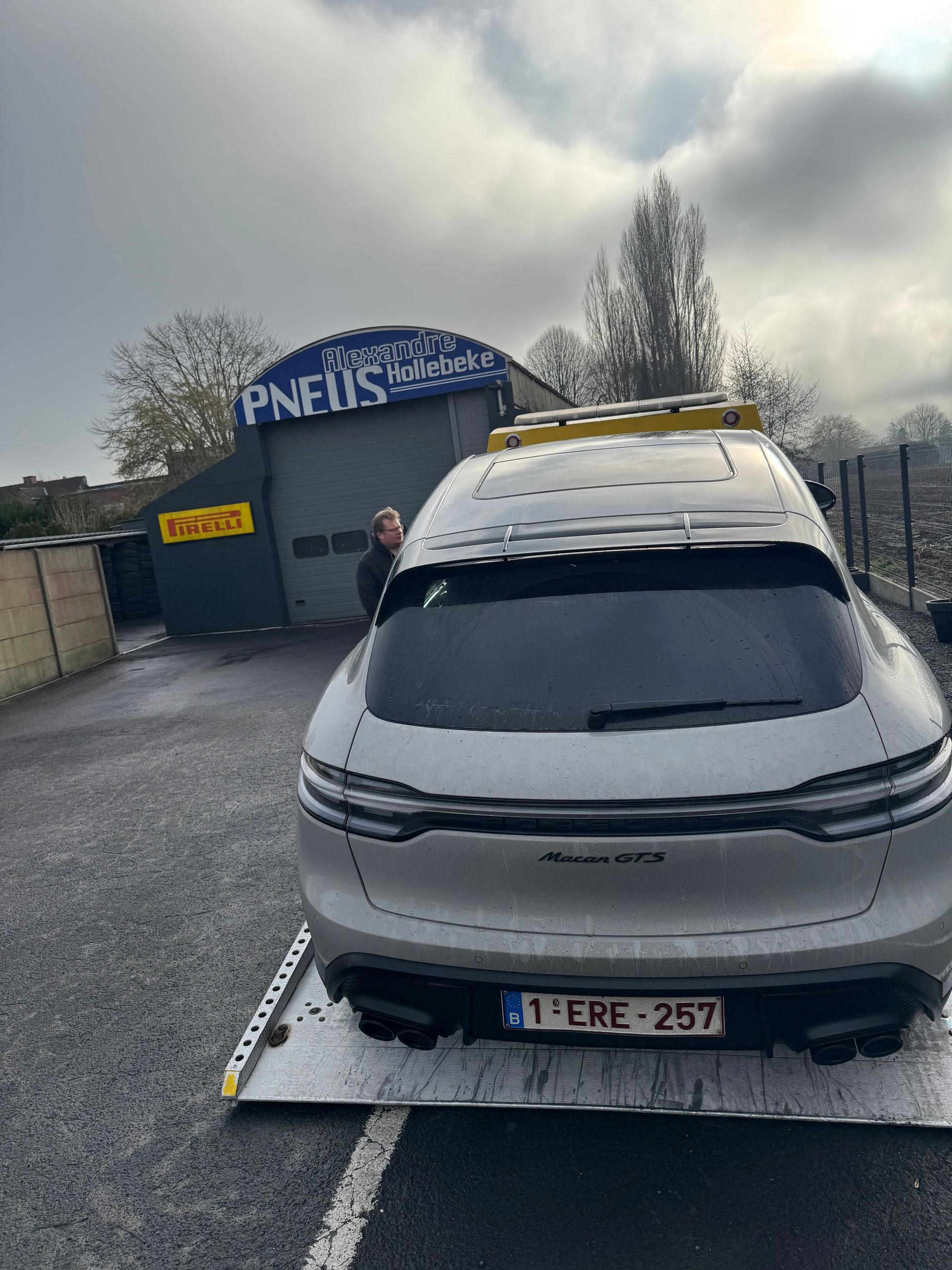 Remorquage d'un SUV gris