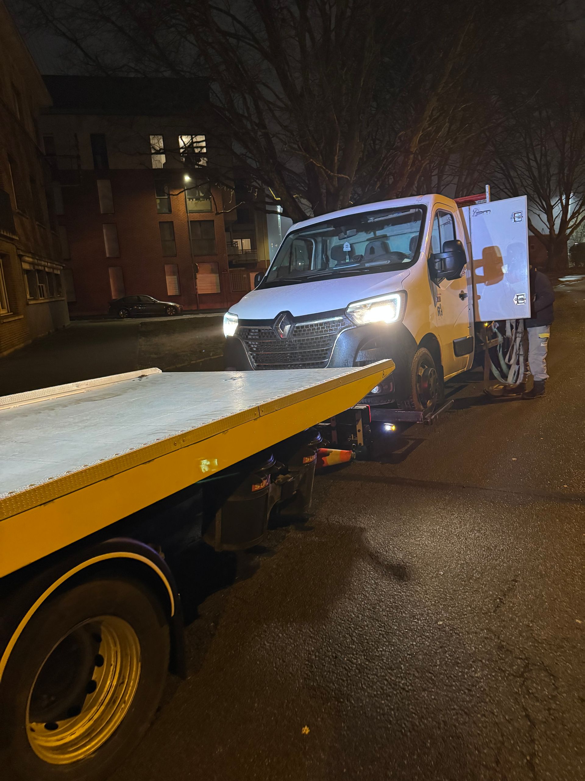 Utilitaire blanc attaché à l'arrière du camion de remorquage