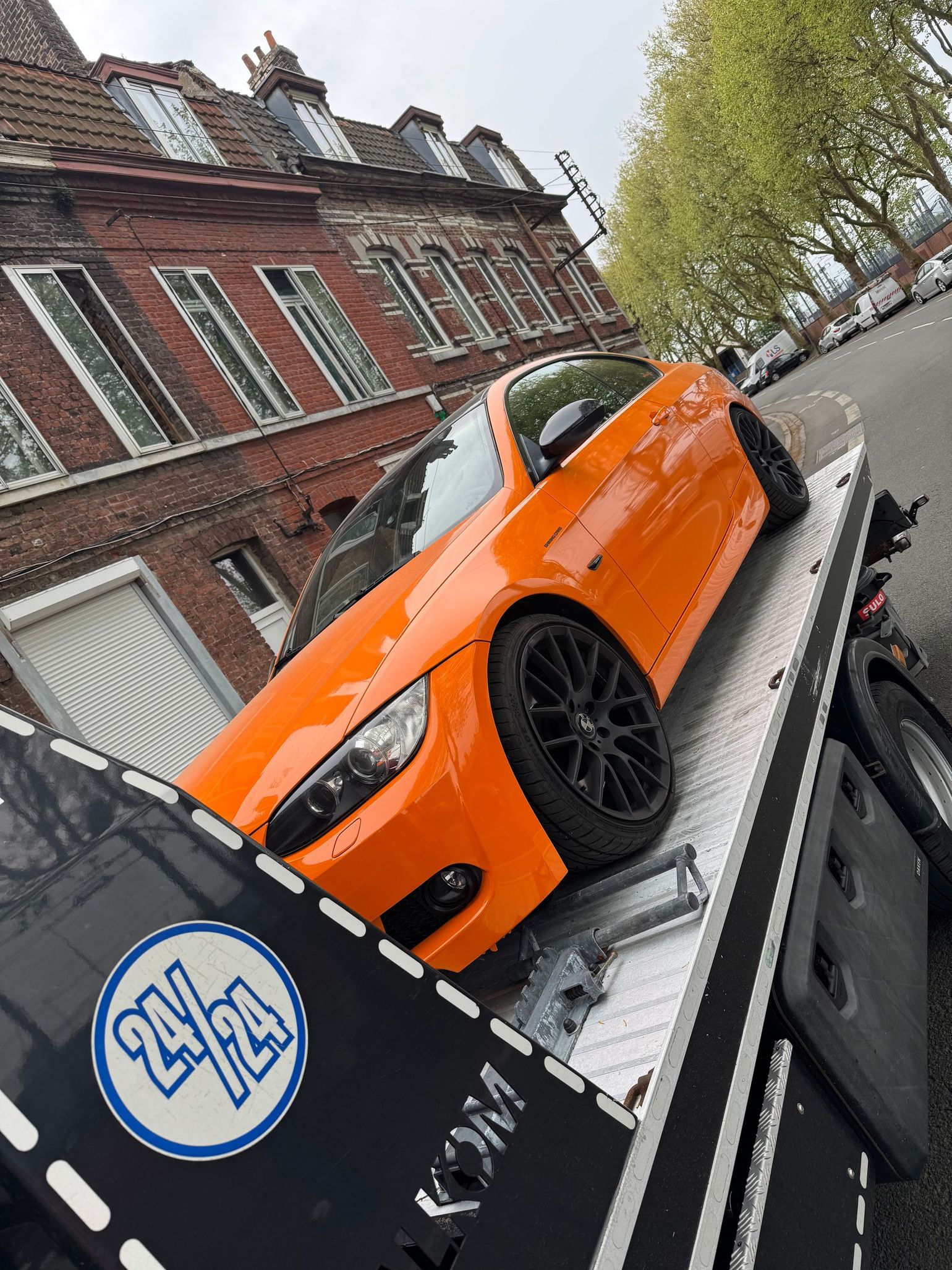 Voiture de sport orange sur le camion de remorquage