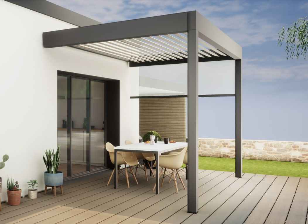 Pergola au-dessus d'un patio avec une table et des chaises, attenante à une maison avec une terrasse en bois.