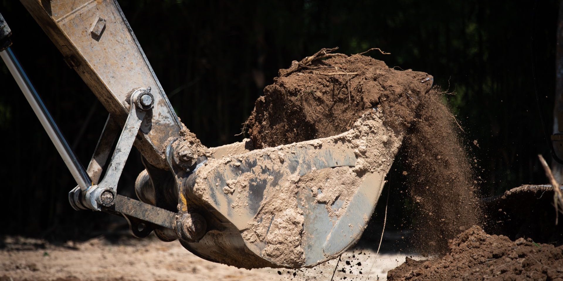 Une excavatrice déverse un chargement de terre.