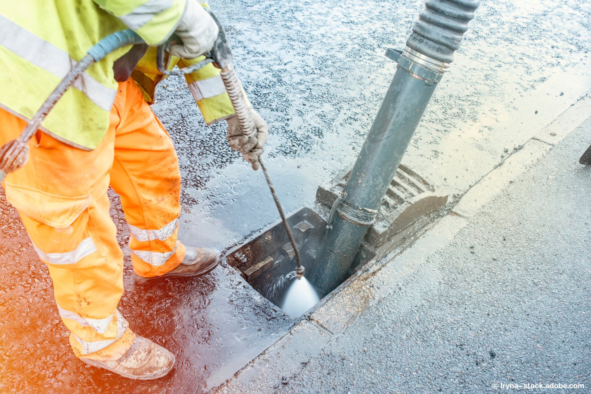 Ein Techniker reinigt ein Abflussrohr