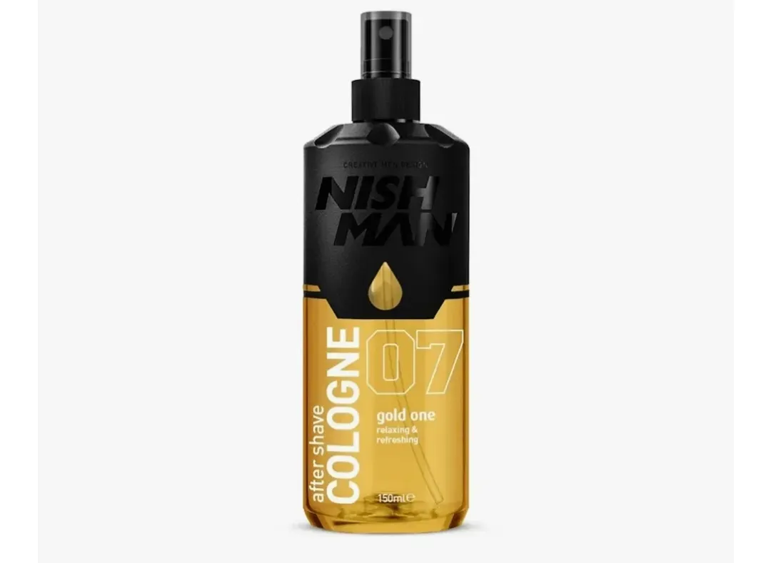 Frasco de spray corporal de colonia NIVEA MEN negro y dorado sobre fondo blanco.