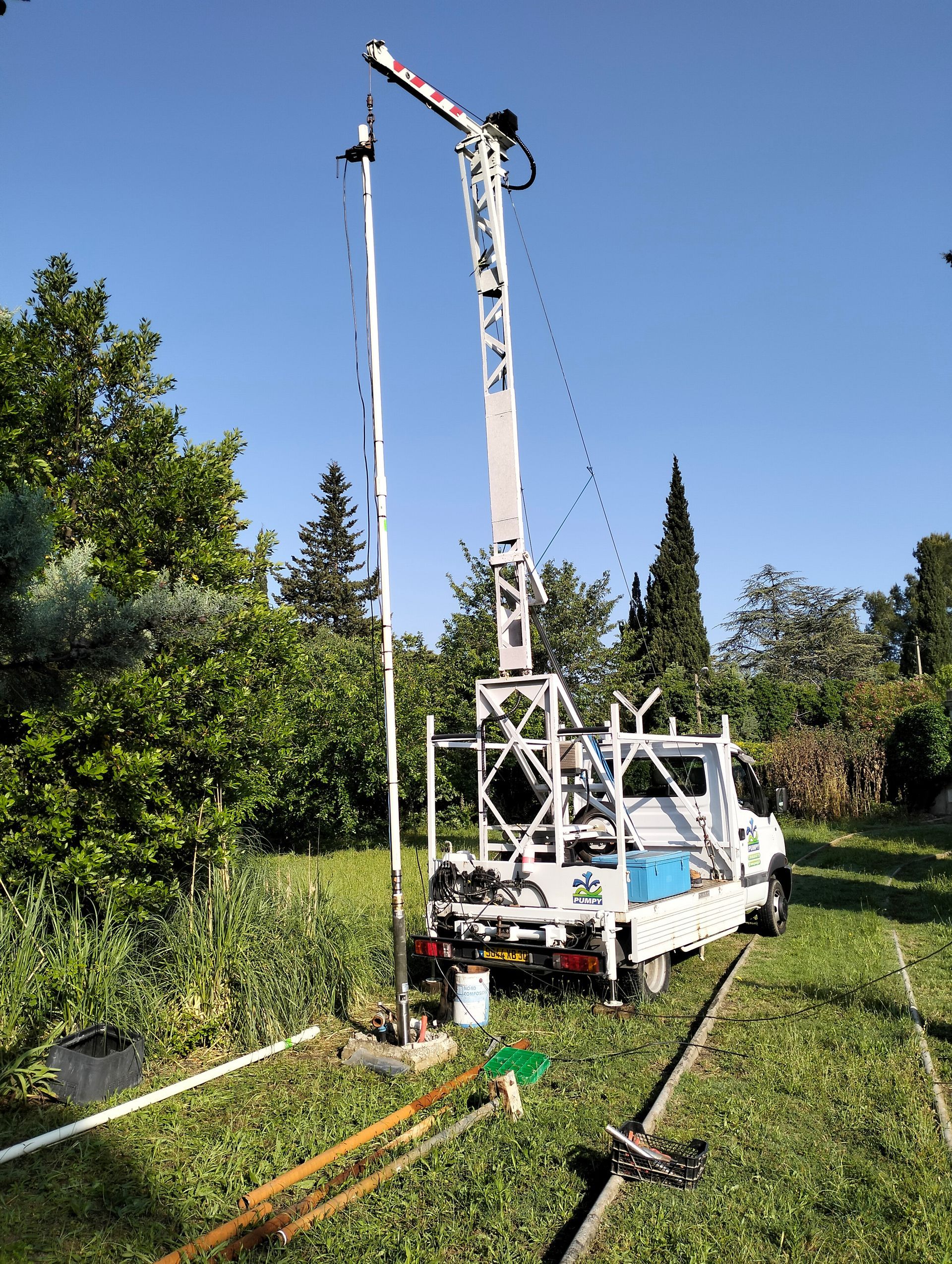 Un grand engin orange d'installation de pompe