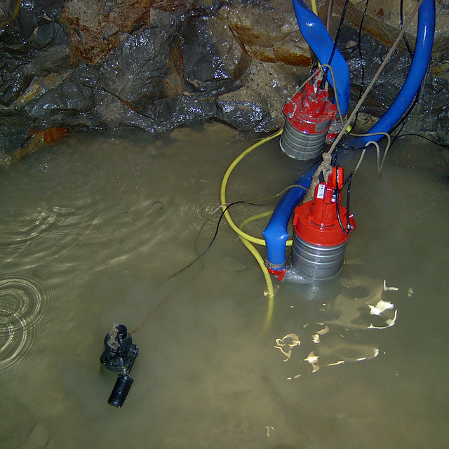 Pompe immergée pour puits ou réserves d'eau de pluie