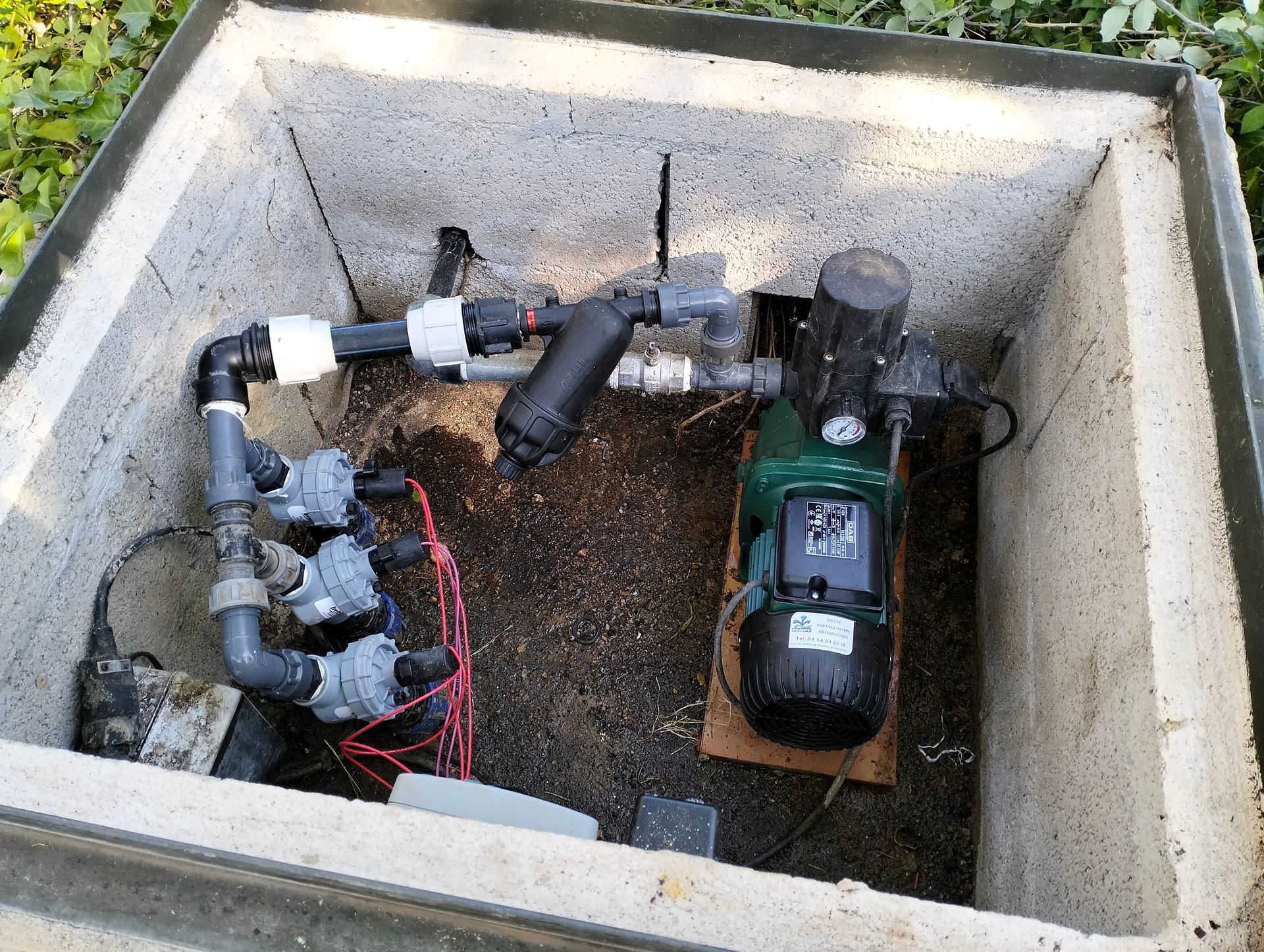 Pompe de surface installée dans une fosse