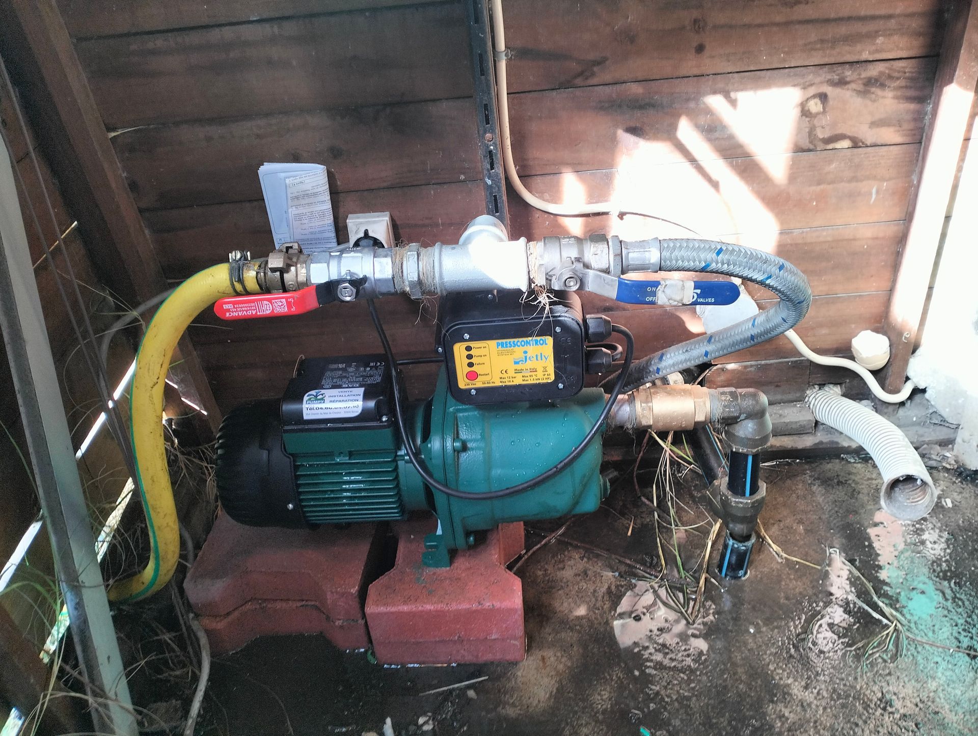 Pompe à eau fixée sur du bois