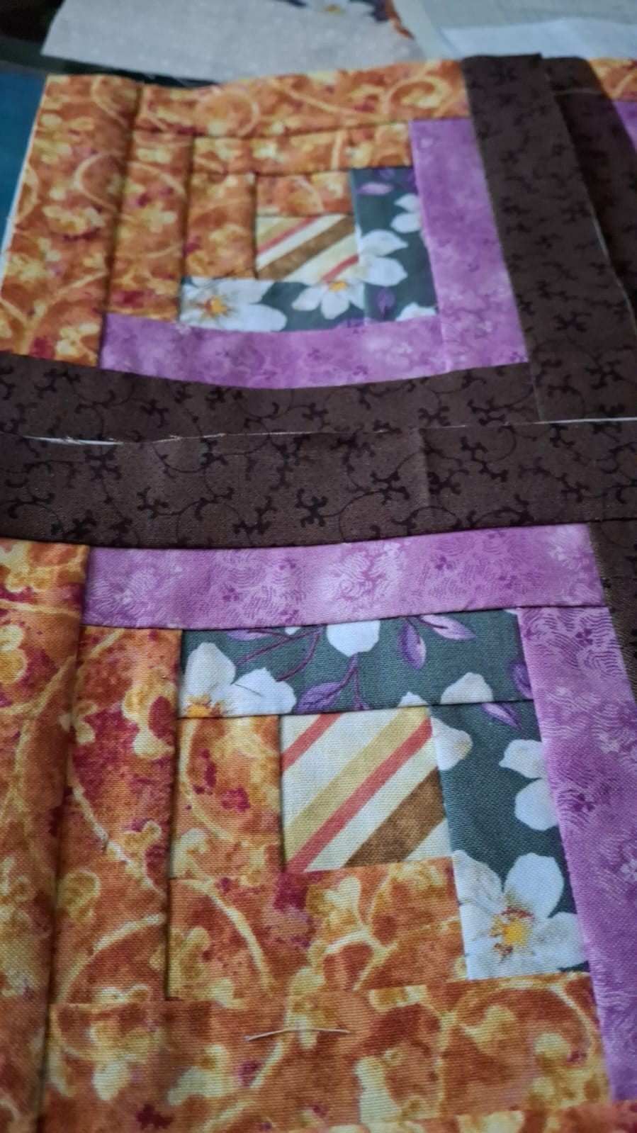 Una cómoda de madera marrón con seis cajones únicos y decorados con rayas, notas musicales y estampados vintage.