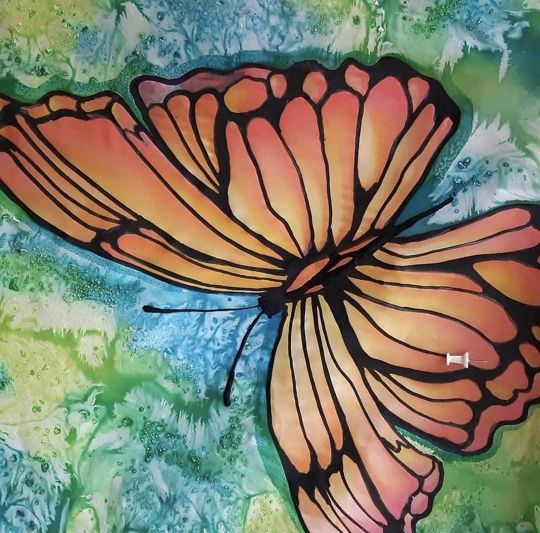 Una caja de manualidades gris con varios cajones, decorada con una ilustración de hadas y detalles florales.