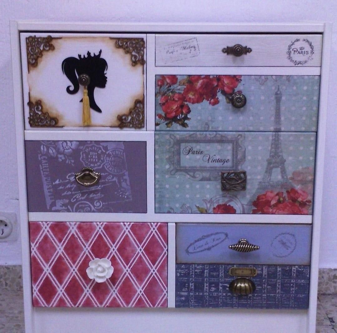 Una obra de arte enmarcada, realizada con técnica mixta, con una flor de alambre dorado metálico sobre un fondo texturizado.