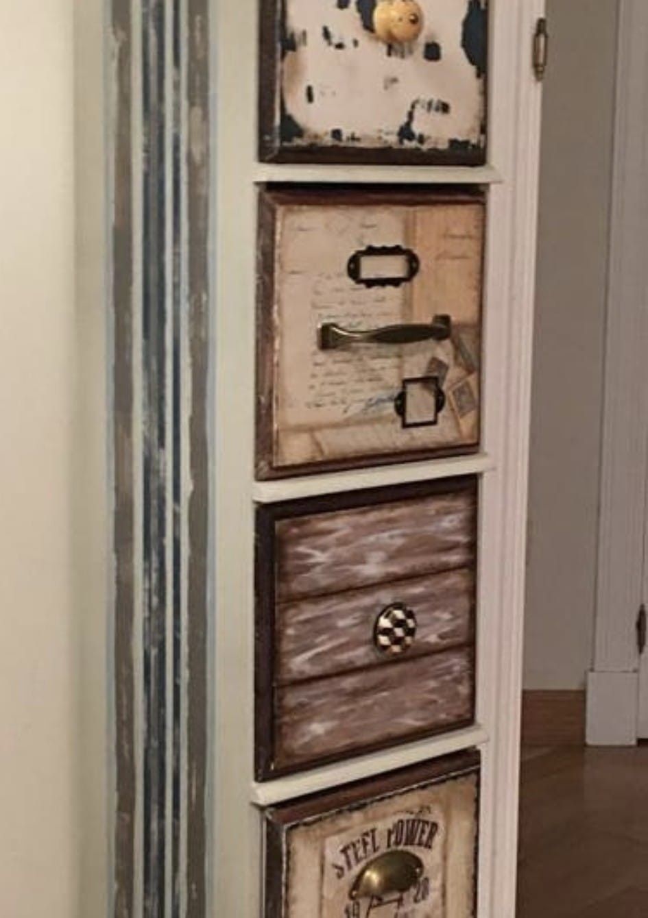 Una campana de cristal muestra una escena festiva con pinos, un personaje con una bufanda amarilla.