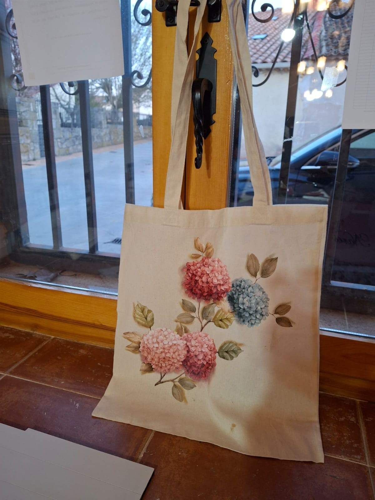 Una campana de cristal muestra una escena festiva con pinos, un personaje con una bufanda amarilla.