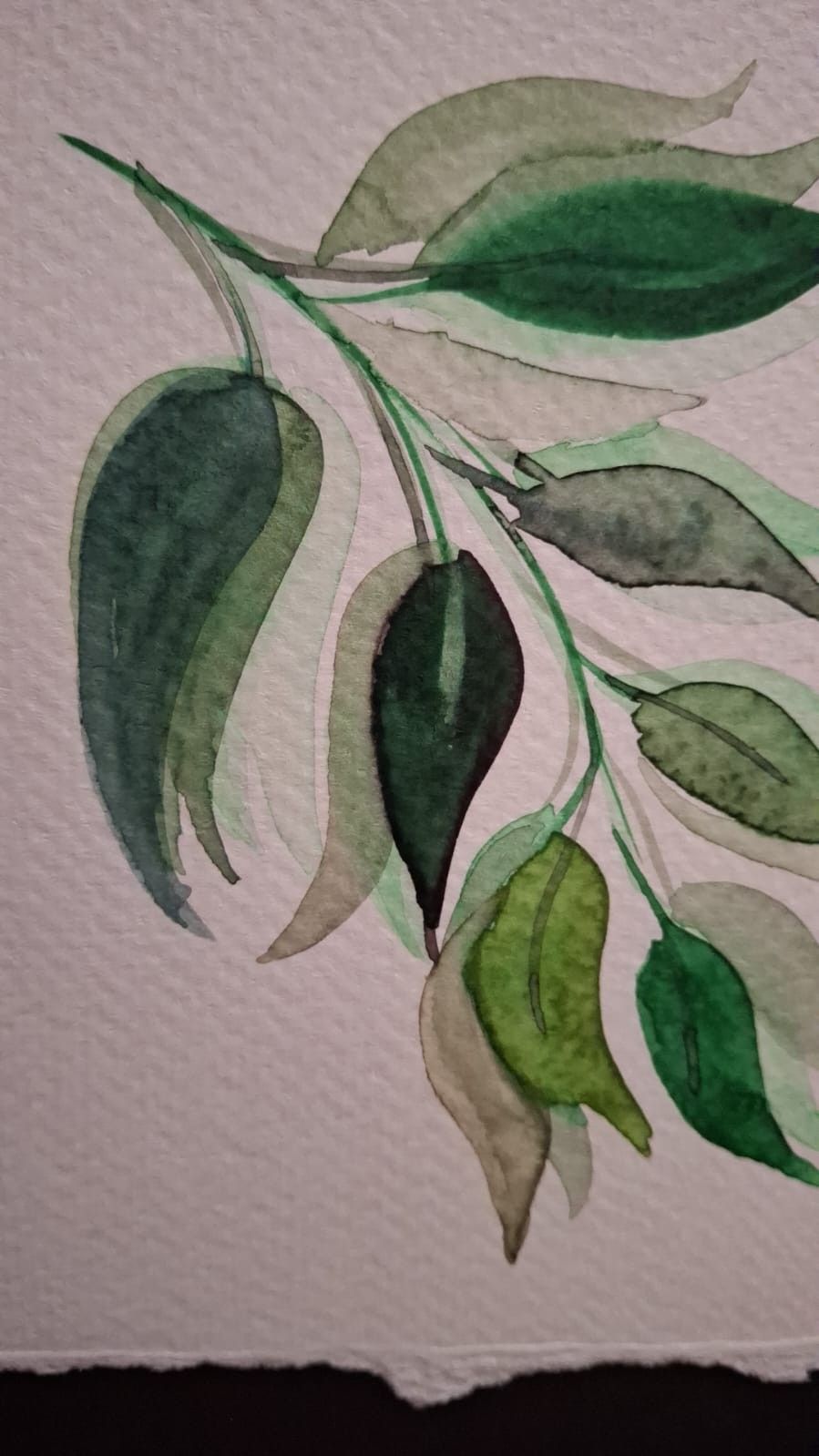 Una caja de manualidades gris con varios cajones, decorada con una ilustración de hadas y detalles florales.