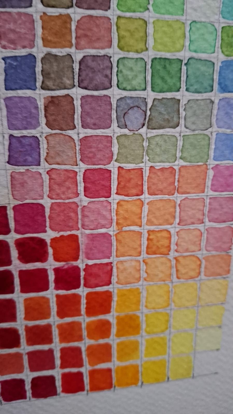 Una campana de cristal muestra una escena festiva con pinos, un personaje con una bufanda amarilla.