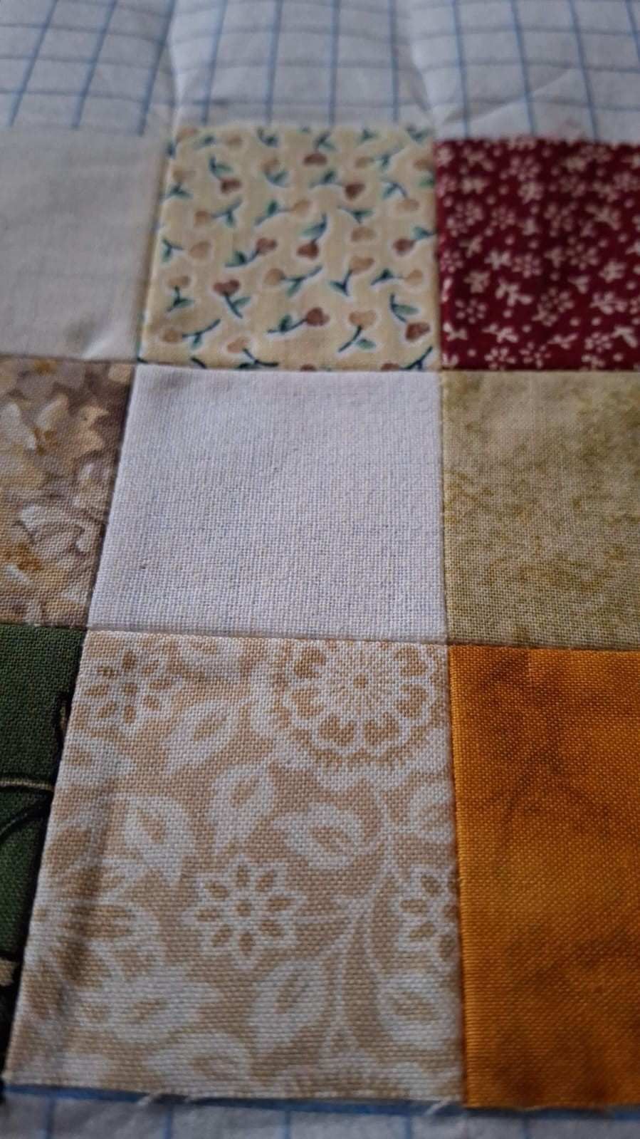 Una campana de cristal muestra una escena festiva con pinos, un personaje con una bufanda amarilla.