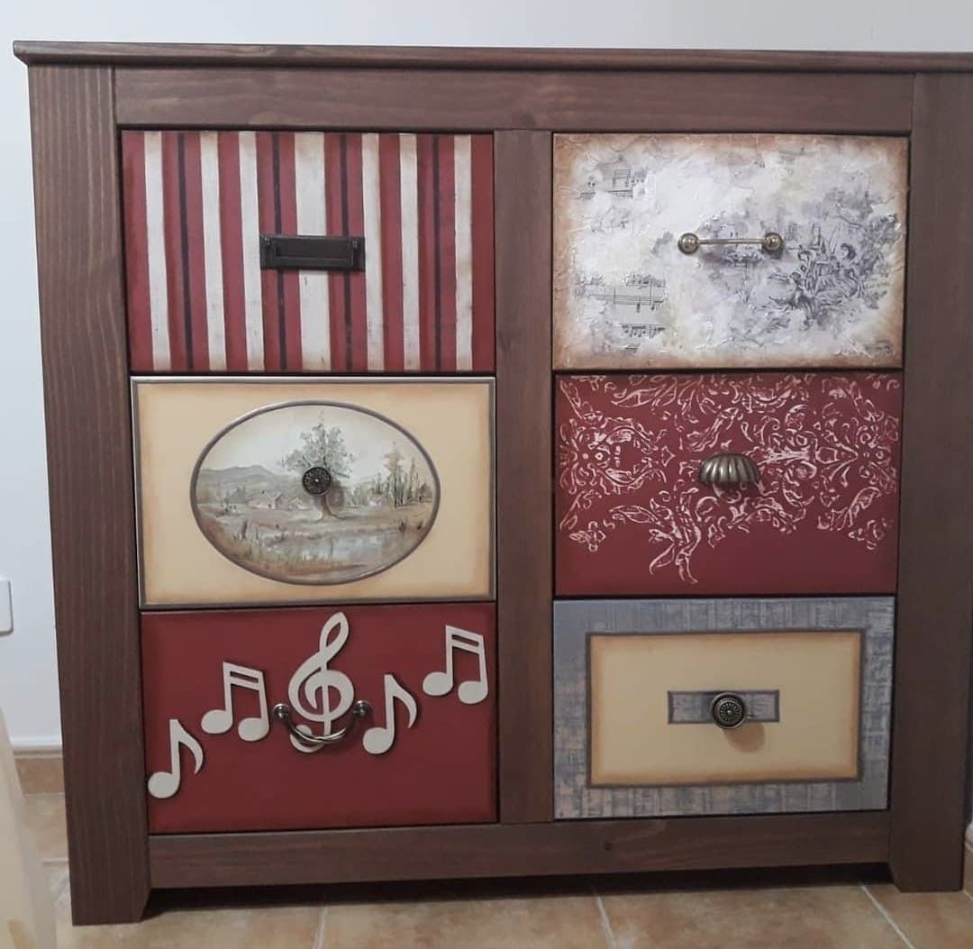 Una cómoda de madera marrón con seis cajones únicos y decorados con rayas, notas musicales y estampados vintage.